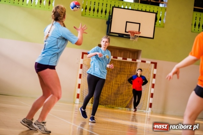 Zdjęcie w galerii na portalu naszraciborz.pl: Turniej piłki ręcznej dziewczyn szkół ponadgimnazjalnych wiadomości z regionu