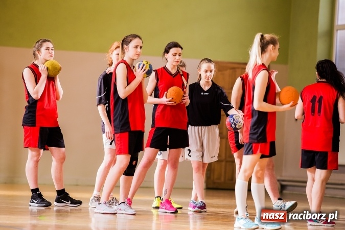 Zdjęcie w galerii na portalu naszraciborz.pl: Turniej piłki ręcznej dziewczyn szkół ponadgimnazjalnych wiadomości z regionu