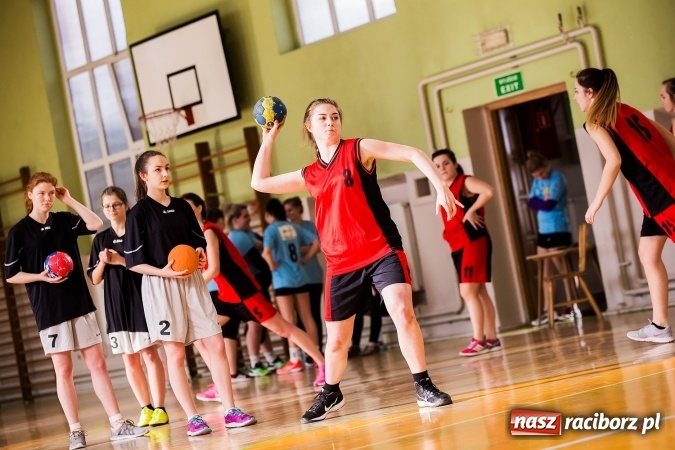 Zdjęcie w galerii na portalu naszraciborz.pl: Turniej piłki ręcznej dziewczyn szkół ponadgimnazjalnych wiadomości z regionu