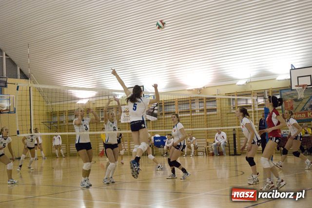 Zdjęcie w galerii na portalu naszraciborz.pl: Przegrana Seniorek wiadomości z regionu