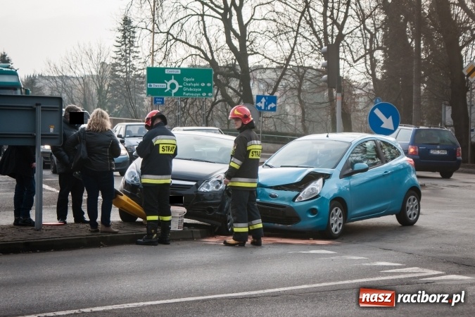 Zdjęcie w galerii na portalu naszraciborz.pl: Zderzenie forda z oplem pod Mechanikiem wiadomości z regionu