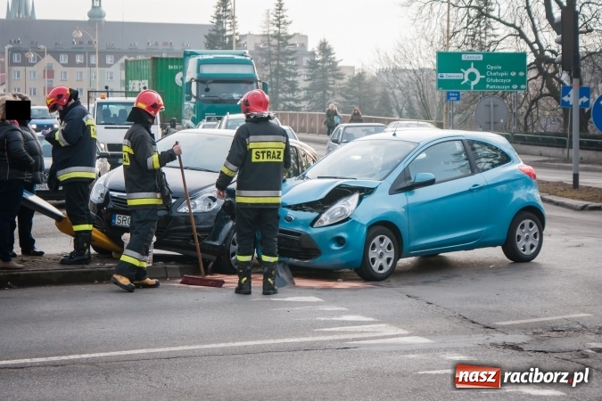 Zdjęcie w galerii na portalu naszraciborz.pl: Zderzenie forda z oplem pod Mechanikiem wiadomości z regionu