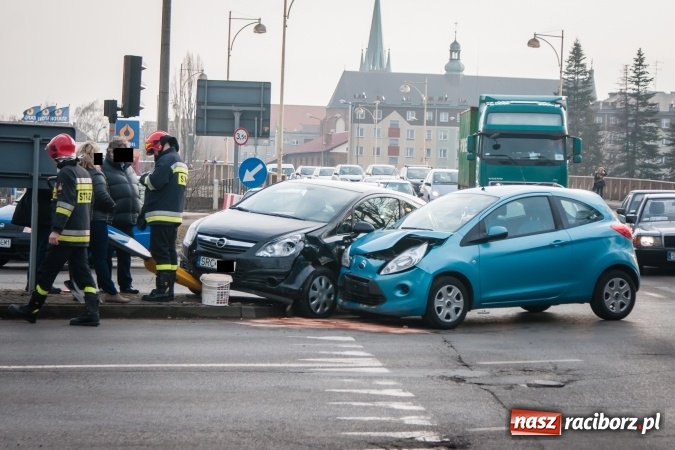 Zdjęcie w galerii na portalu naszraciborz.pl: Zderzenie forda z oplem pod Mechanikiem wiadomości z regionu