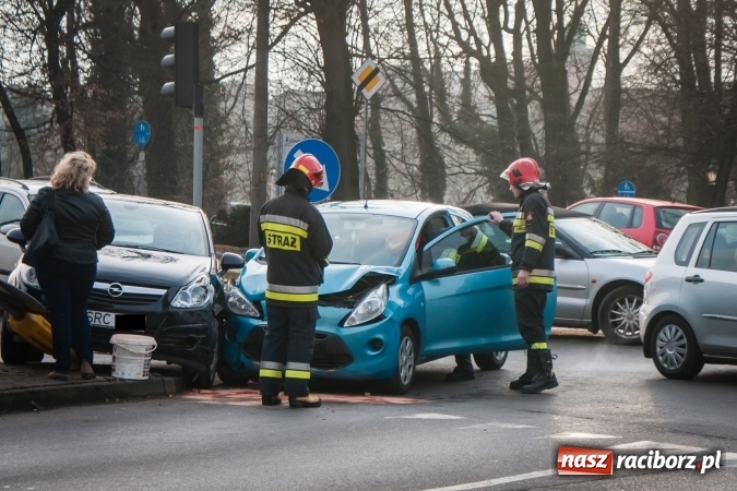 Zdjęcie w galerii na portalu naszraciborz.pl: Zderzenie forda z oplem pod Mechanikiem wiadomości z regionu