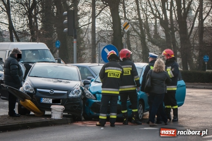 Zdjęcie w galerii na portalu naszraciborz.pl: Zderzenie forda z oplem pod Mechanikiem wiadomości z regionu
