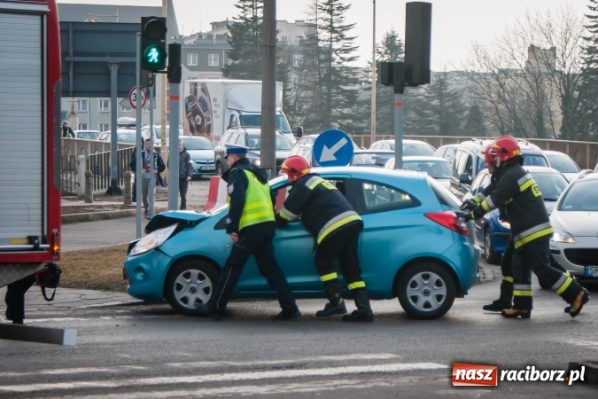 Zdjęcie w galerii na portalu naszraciborz.pl: Zderzenie forda z oplem pod Mechanikiem wiadomości z regionu
