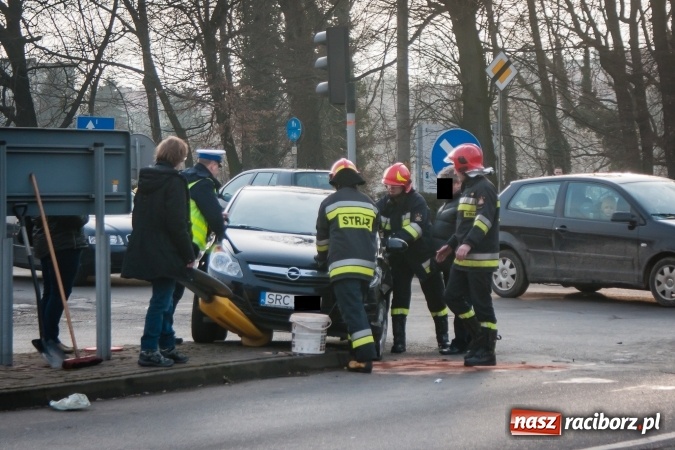 Zdjęcie w galerii na portalu naszraciborz.pl: Zderzenie forda z oplem pod Mechanikiem wiadomości z regionu