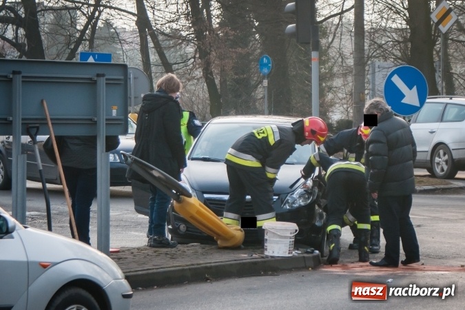 Zdjęcie w galerii na portalu naszraciborz.pl: Zderzenie forda z oplem pod Mechanikiem wiadomości z regionu