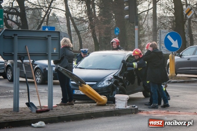Zdjęcie w galerii na portalu naszraciborz.pl: Zderzenie forda z oplem pod Mechanikiem wiadomości z regionu