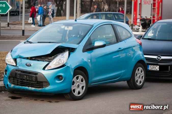 Zdjęcie w galerii na portalu naszraciborz.pl: Zderzenie forda z oplem pod Mechanikiem wiadomości z regionu