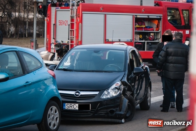 Zdjęcie w galerii na portalu naszraciborz.pl: Zderzenie forda z oplem pod Mechanikiem wiadomości z regionu
