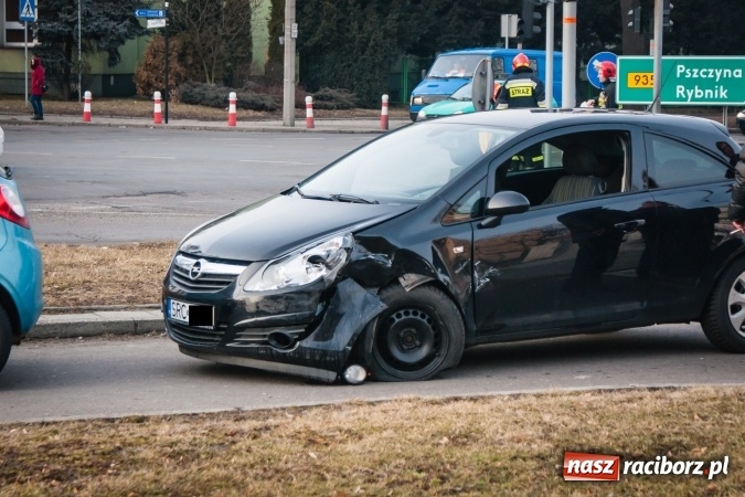 Zdjęcie w galerii na portalu naszraciborz.pl: Zderzenie forda z oplem pod Mechanikiem wiadomości z regionu