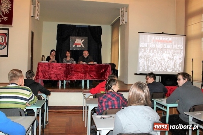 Zdjęcie w galerii na portalu naszraciborz.pl: W Gimnazjum nr 5 odbył się konkurs o Żołnierzach Wyklętych  wiadomości z regionu