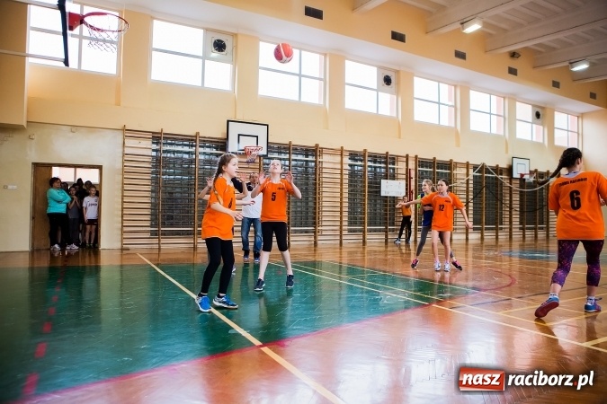 Zdjęcie w galerii na portalu naszraciborz.pl: Mini koszyk&oacute;wka szk&oacute;ł podstawowych w SP 15 wiadomości z regionu