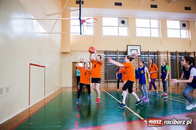 Zdjęcie w galerii na portalu naszraciborz.pl: Mini koszyk&oacute;wka szk&oacute;ł podstawowych w SP 15 wiadomości z regionu