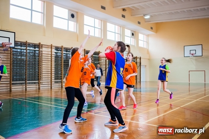 Zdjęcie w galerii na portalu naszraciborz.pl: Mini koszyk&oacute;wka szk&oacute;ł podstawowych w SP 15 wiadomości z regionu