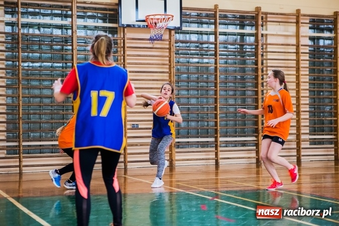 Zdjęcie w galerii na portalu naszraciborz.pl: Mini koszyk&oacute;wka szk&oacute;ł podstawowych w SP 15 wiadomości z regionu