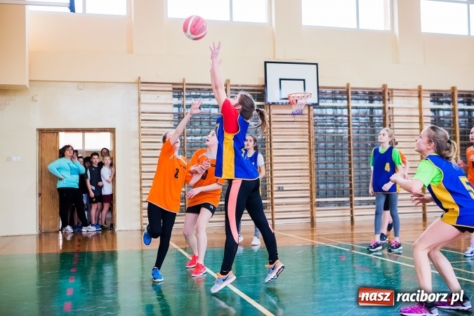 Zdjęcie w galerii na portalu naszraciborz.pl: Mini koszyk&oacute;wka szk&oacute;ł podstawowych w SP 15 wiadomości z regionu