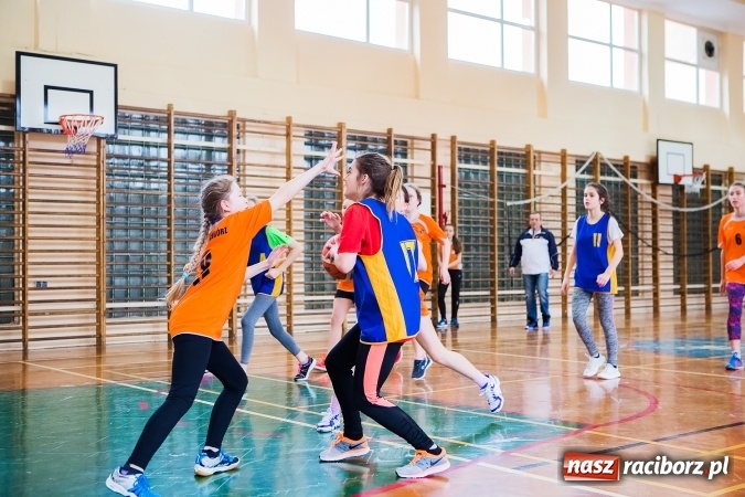 Zdjęcie w galerii na portalu naszraciborz.pl: Mini koszyk&oacute;wka szk&oacute;ł podstawowych w SP 15 wiadomości z regionu