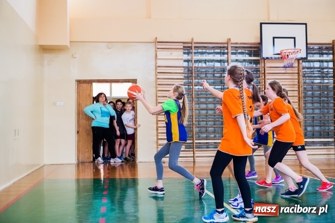 Zdjęcie w galerii na portalu naszraciborz.pl: Mini koszyk&oacute;wka szk&oacute;ł podstawowych w SP 15 wiadomości z regionu
