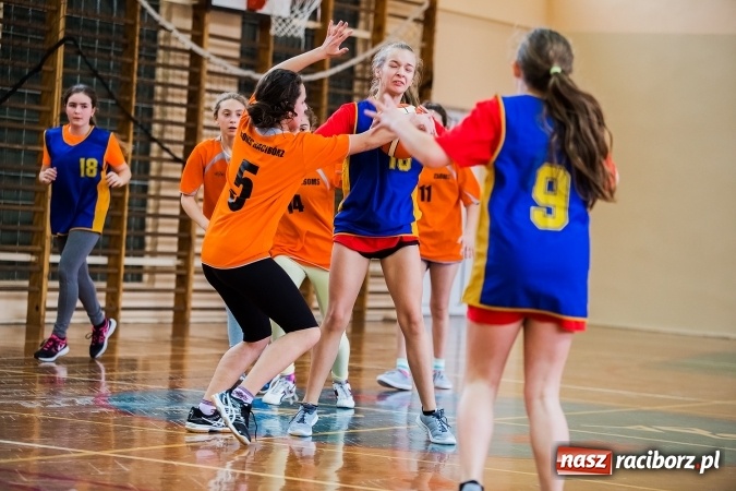 Zdjęcie w galerii na portalu naszraciborz.pl: Mini koszyk&oacute;wka szk&oacute;ł podstawowych w SP 15 wiadomości z regionu