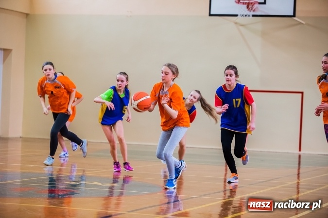 Zdjęcie w galerii na portalu naszraciborz.pl: Mini koszyk&oacute;wka szk&oacute;ł podstawowych w SP 15 wiadomości z regionu