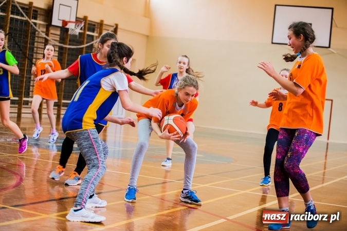Zdjęcie w galerii na portalu naszraciborz.pl: Mini koszyk&oacute;wka szk&oacute;ł podstawowych w SP 15 wiadomości z regionu