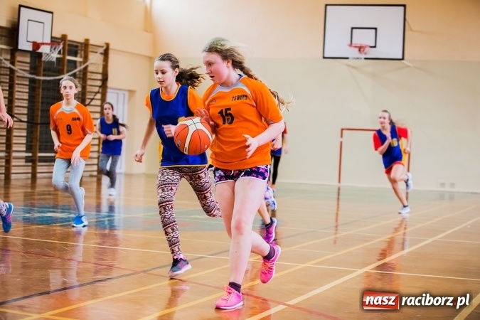 Zdjęcie w galerii na portalu naszraciborz.pl: Mini koszyk&oacute;wka szk&oacute;ł podstawowych w SP 15 wiadomości z regionu