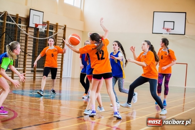 Zdjęcie w galerii na portalu naszraciborz.pl: Mini koszyk&oacute;wka szk&oacute;ł podstawowych w SP 15 wiadomości z regionu