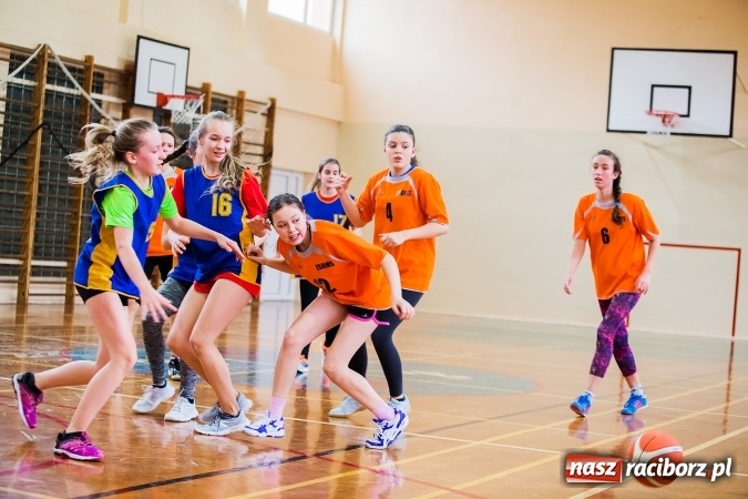 Zdjęcie w galerii na portalu naszraciborz.pl: Mini koszyk&oacute;wka szk&oacute;ł podstawowych w SP 15 wiadomości z regionu