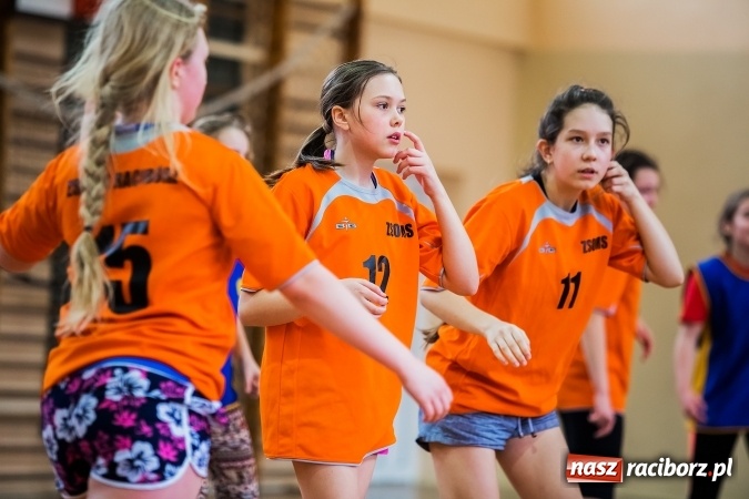 Zdjęcie w galerii na portalu naszraciborz.pl: Mini koszyk&oacute;wka szk&oacute;ł podstawowych w SP 15 wiadomości z regionu