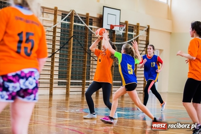 Zdjęcie w galerii na portalu naszraciborz.pl: Mini koszyk&oacute;wka szk&oacute;ł podstawowych w SP 15 wiadomości z regionu