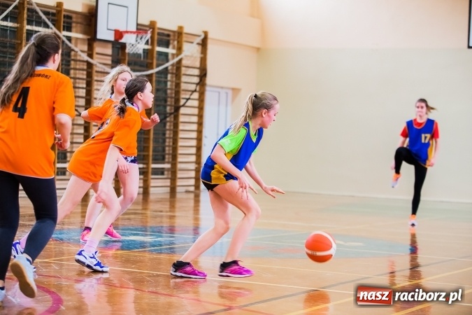 Zdjęcie w galerii na portalu naszraciborz.pl: Mini koszyk&oacute;wka szk&oacute;ł podstawowych w SP 15 wiadomości z regionu