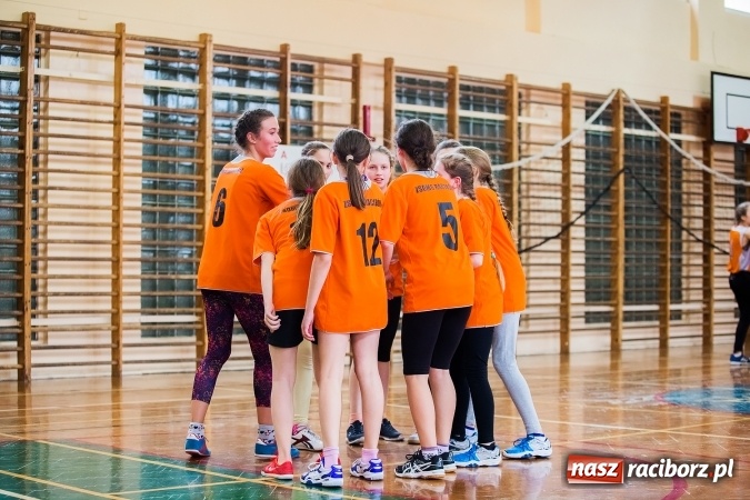 Zdjęcie w galerii na portalu naszraciborz.pl: Mini koszyk&oacute;wka szk&oacute;ł podstawowych w SP 15 wiadomości z regionu