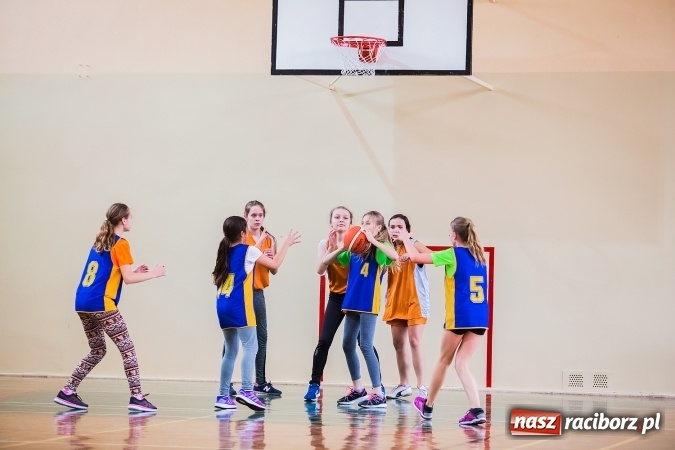 Zdjęcie w galerii na portalu naszraciborz.pl: Mini koszyk&oacute;wka szk&oacute;ł podstawowych w SP 15 wiadomości z regionu