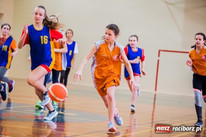 Zdjęcie w galerii na portalu naszraciborz.pl: Mini koszyk&oacute;wka szk&oacute;ł podstawowych w SP 15 wiadomości z regionu