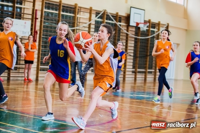 Zdjęcie w galerii na portalu naszraciborz.pl: Mini koszyk&oacute;wka szk&oacute;ł podstawowych w SP 15 wiadomości z regionu
