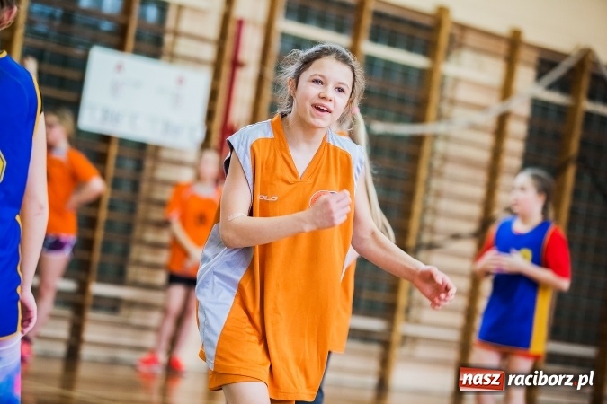 Zdjęcie w galerii na portalu naszraciborz.pl: Mini koszyk&oacute;wka szk&oacute;ł podstawowych w SP 15 wiadomości z regionu