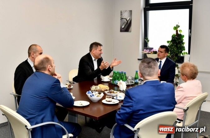 Zdjęcie w galerii na portalu naszraciborz.pl: Były wicepremier z wizytą w Eko-Oknach. Śląsk ma się czym pochwalić  wiadomości z regionu