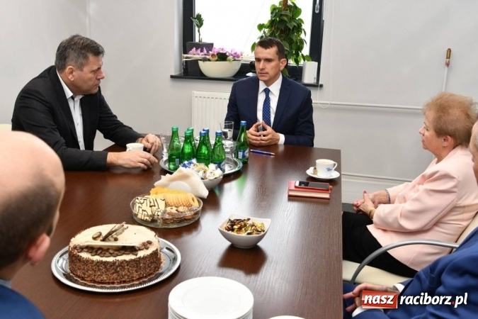 Zdjęcie w galerii na portalu naszraciborz.pl: Były wicepremier z wizytą w Eko-Oknach. Śląsk ma się czym pochwalić  wiadomości z regionu