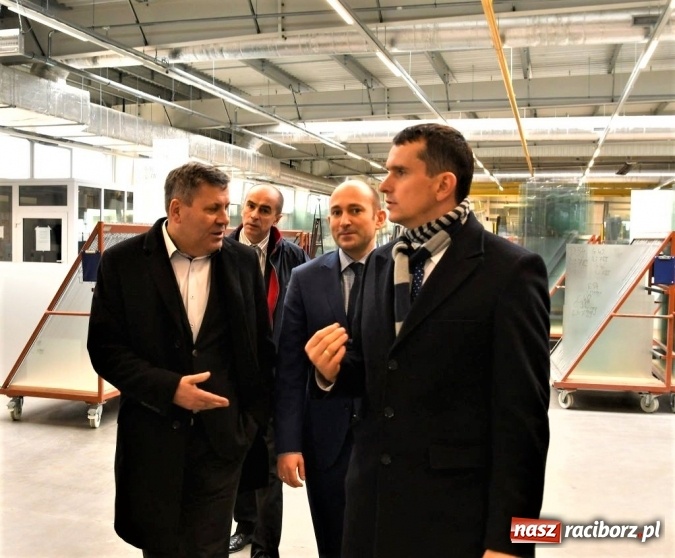 Zdjęcie w galerii na portalu naszraciborz.pl: Były wicepremier z wizytą w Eko-Oknach. Śląsk ma się czym pochwalić  wiadomości z regionu