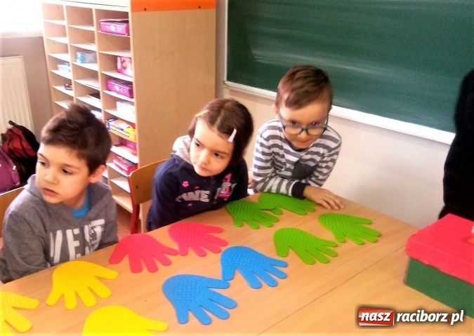 Zdjęcie w galerii na portalu naszraciborz.pl: Spotkanie w zaczarowanej krainie w Szkole Podstawowej nr 4 wiadomości z regionu