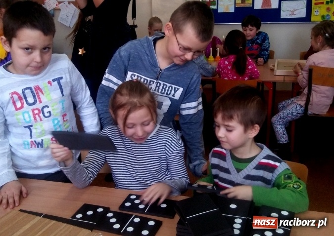 Zdjęcie w galerii na portalu naszraciborz.pl: Spotkanie w zaczarowanej krainie w Szkole Podstawowej nr 4 wiadomości z regionu