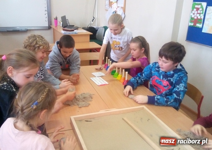 Zdjęcie w galerii na portalu naszraciborz.pl: Spotkanie w zaczarowanej krainie w Szkole Podstawowej nr 4 wiadomości z regionu