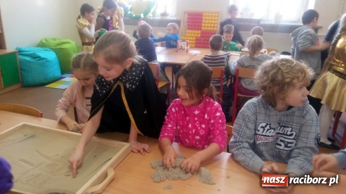 Zdjęcie w galerii na portalu naszraciborz.pl: Spotkanie w zaczarowanej krainie w Szkole Podstawowej nr 4 wiadomości z regionu
