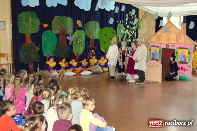 Zdjęcie w galerii na portalu naszraciborz.pl: Spotkanie w zaczarowanej krainie w Szkole Podstawowej nr 4 wiadomości z regionu