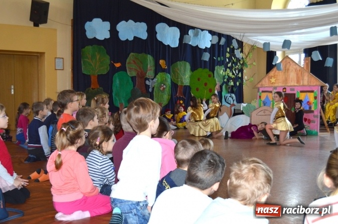 Zdjęcie w galerii na portalu naszraciborz.pl: Spotkanie w zaczarowanej krainie w Szkole Podstawowej nr 4 wiadomości z regionu