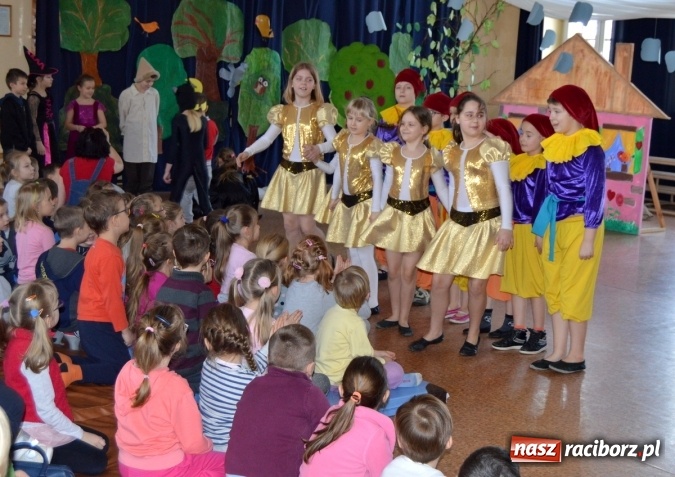 Zdjęcie w galerii na portalu naszraciborz.pl: Spotkanie w zaczarowanej krainie w Szkole Podstawowej nr 4 wiadomości z regionu
