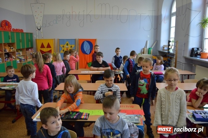 Zdjęcie w galerii na portalu naszraciborz.pl: Spotkanie w zaczarowanej krainie w Szkole Podstawowej nr 4 wiadomości z regionu