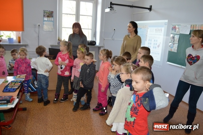 Zdjęcie w galerii na portalu naszraciborz.pl: Spotkanie w zaczarowanej krainie w Szkole Podstawowej nr 4 wiadomości z regionu